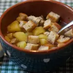 Brotsuppe in der Schüssel