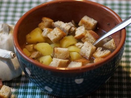 Brotsuppe - Omas preiswert Resteessen 3 Brotsuppe in der Schüssel