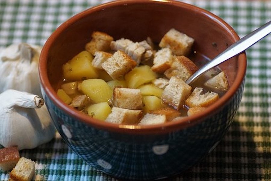 Brotsuppe in der Schüssel