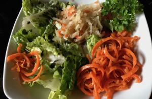 Salat geschnitten mit dem Spiralschneider Salat geschnitten mit dem Spiralschneider
