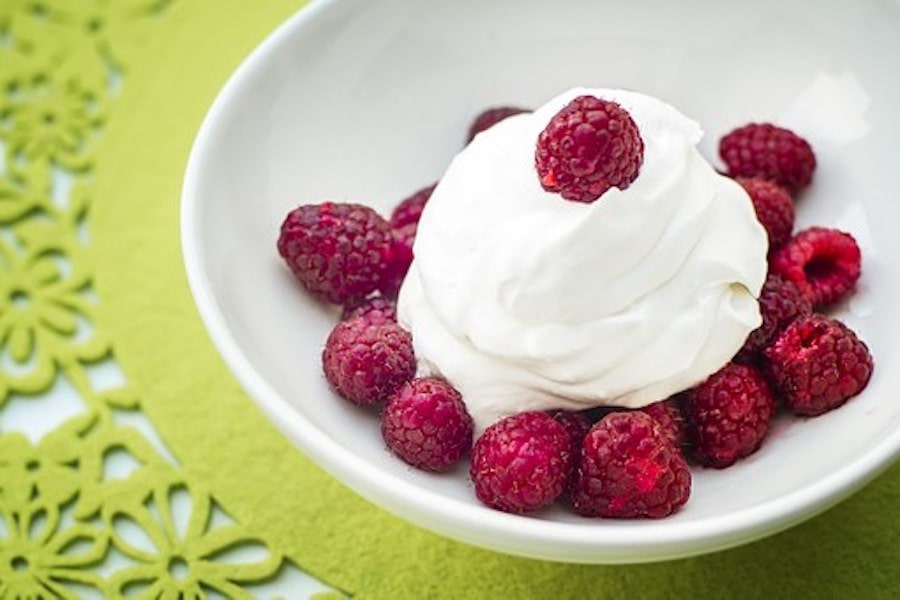 Feine Weincreme mit Himbeeren und Baiser-Haube 1