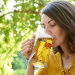 Frau trinkt Bier