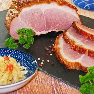 Krustenbraten fertig auf den Teller