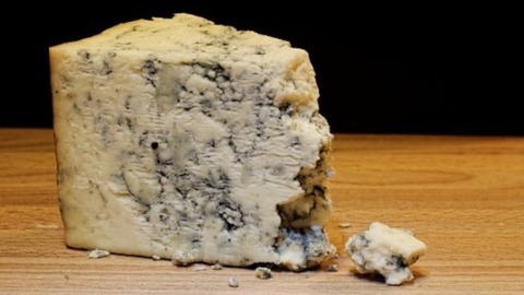 Delikates Roquefort-Dressing für kalte Salate und Dipps 2 Roquefort- Käse am Stück