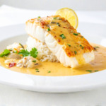 Heilbuttfilet auf Reis auf teller