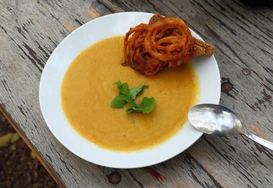 Bärlauchzwiebel-Suppe auf dem Teller