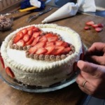 Erdbeertorte wird garniert