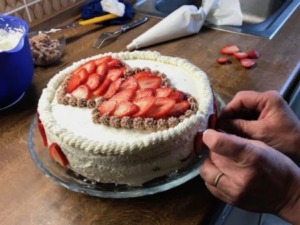 Erdbeertorte wird garniert