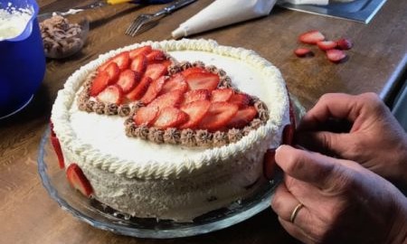Lecker gefüllte Erdbeertorte 4 Erdbeertorte wird garniert