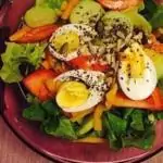 Salat und Eier auf dem Teller