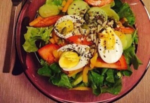 Salat und Eier auf dem Teller