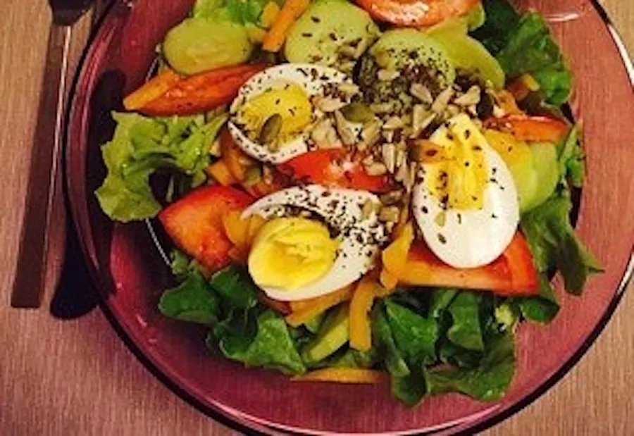 Schneller Grüner Salat mit Eiern und Nüssen 1