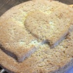 Torte gebacken mit Herzmotiv