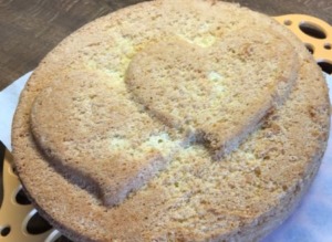 Torte gebacken mit Herzmotiv