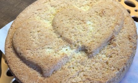 Lecker gefüllte Erdbeertorte 3 Torte gebacken mit Herzmotiv