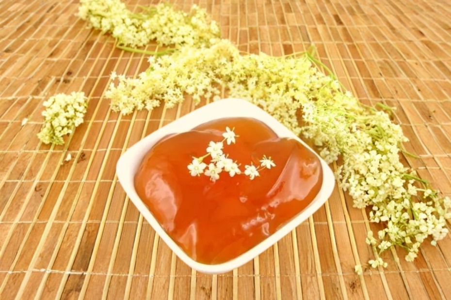 Holundergelee in einer schale auf Tisch