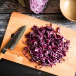 Omas Rezept für Apfel-Rotkohl 3 rotkohl schneiden auf brett