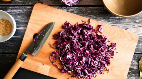 rotkohl schneiden auf brett
