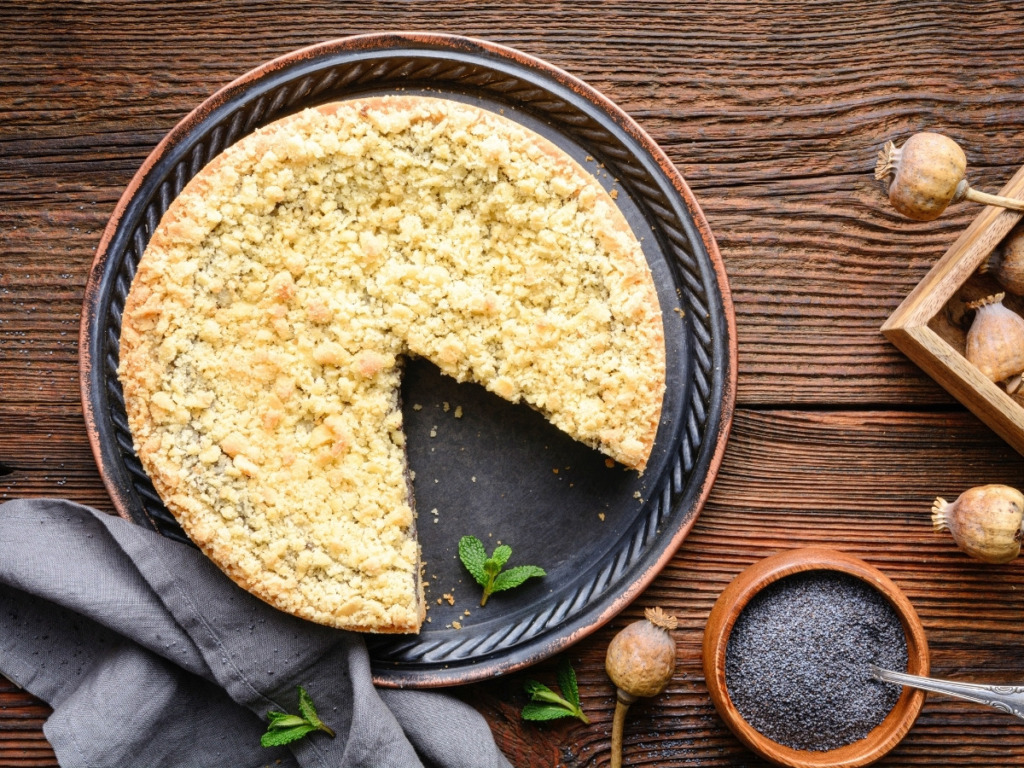 Mohnkuchen mit Pudding in der Springform