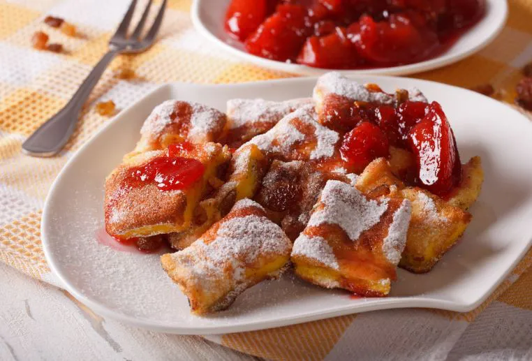 Unfassbar luftiger Kaiserschmarrn mit Zwetschgenkompott | Omas Rezepte