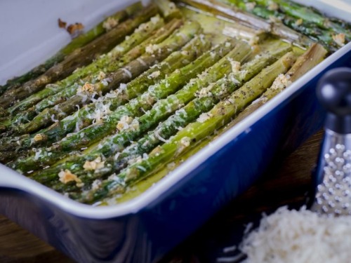 Mit Parmesan überbackener Spargel aus dem Ofen 6 Spargel-parmesan