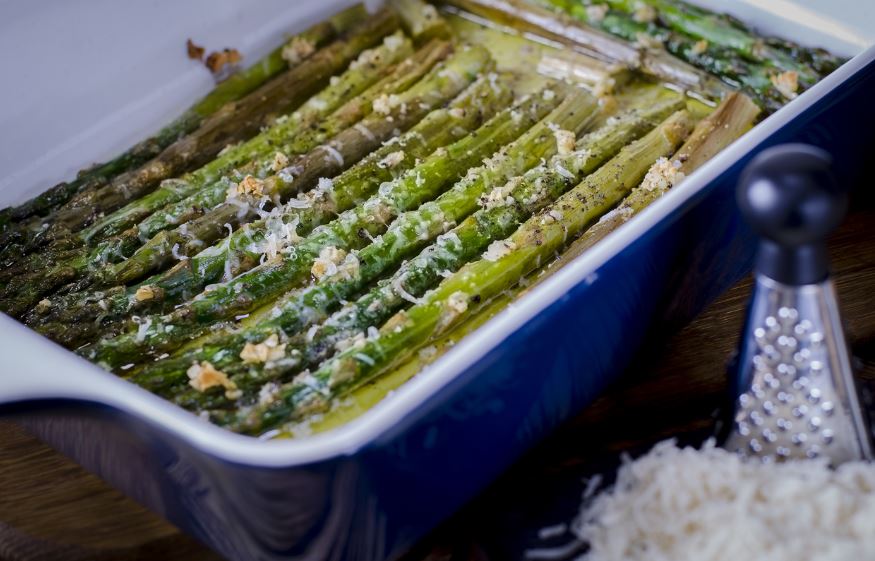 Mit Parmesan überbackener Spargel aus dem Ofen