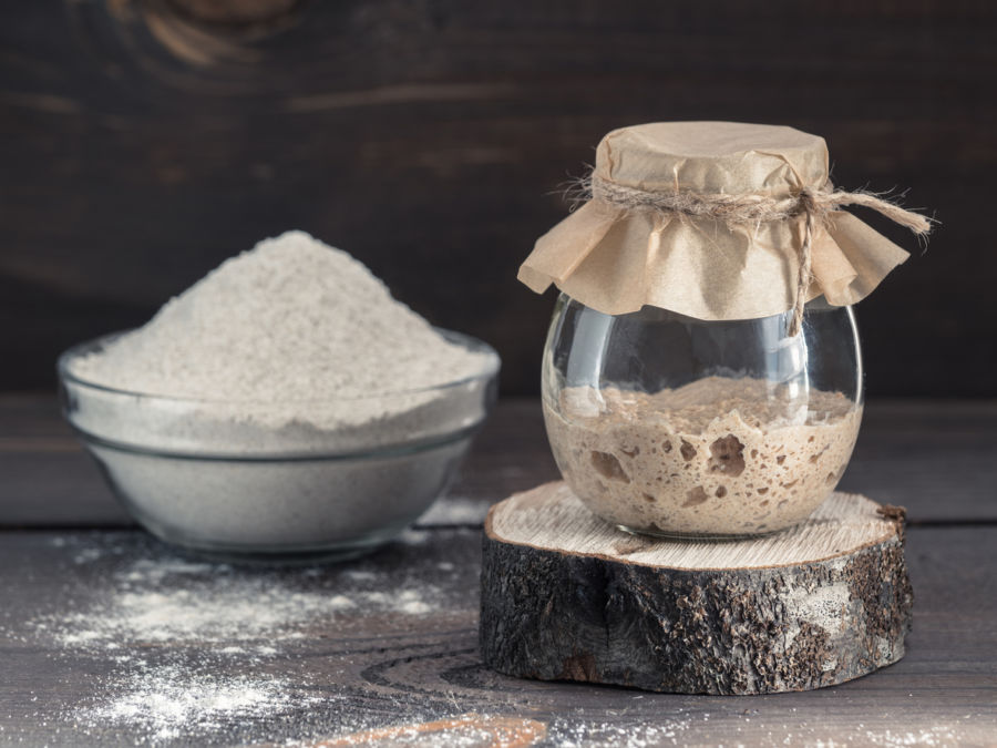 Sauerteig aus Roggen im Glas