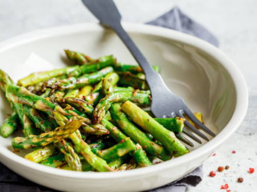 Grüner Spargel im Ofen gebacken