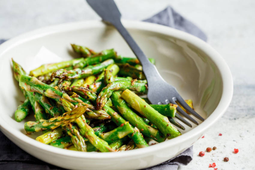 Grüner Spargel im Ofen gebacken