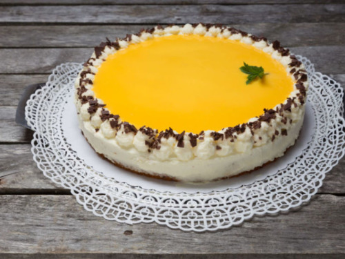 Omas sahnige Eierlikörtorte mit Nussboden 5 Eierlikörtorte mit Nussboden auf Holztisch