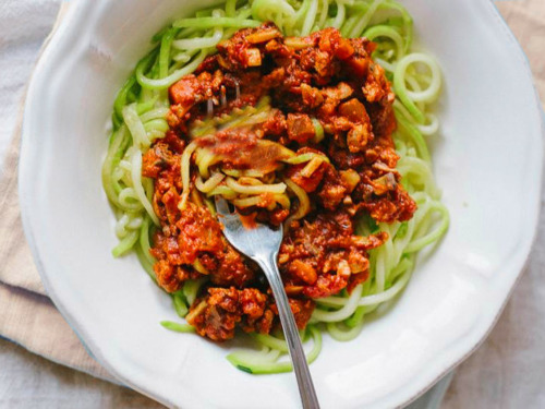 Zucchini-Spaghetti mit deftiger Pilz-Bolognese 3 Zucchininudeln-pilzbolognese