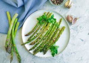 gebratener-spargel-sesam
