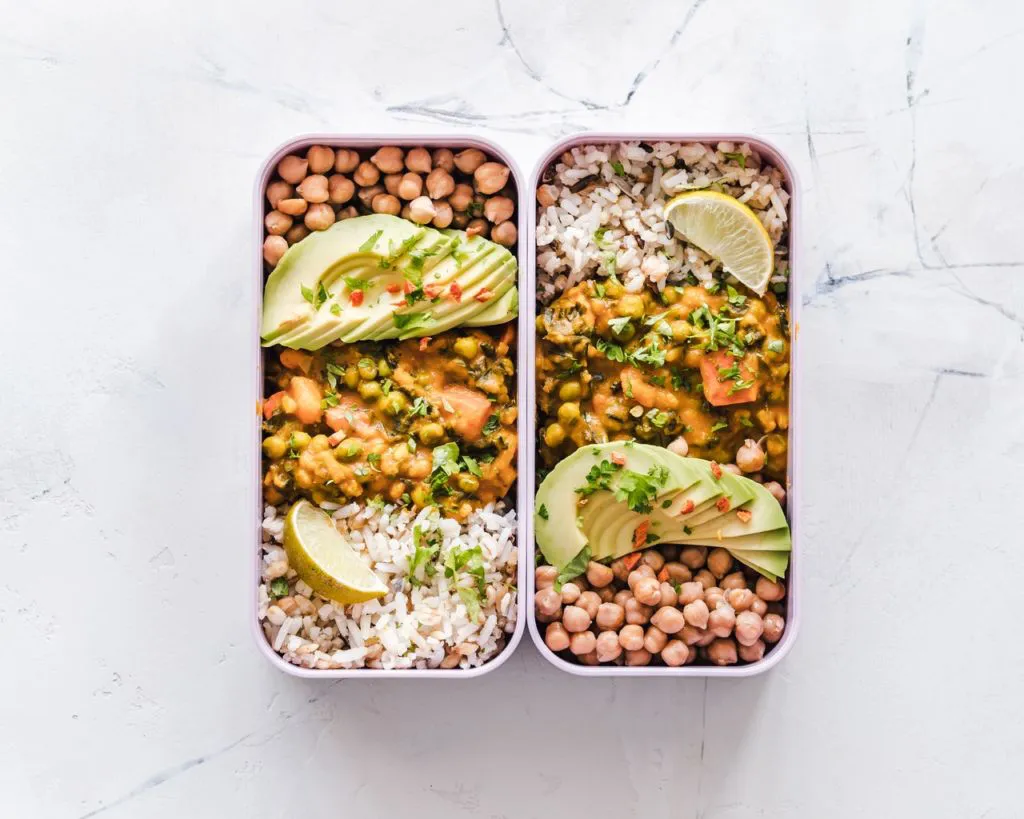 Kichererbsen mit Avocado in Lunchbox beim Meal Prep
