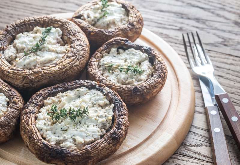 Gegrillte Champignons mit Frischkäse &amp; Feta | Oma Kocht