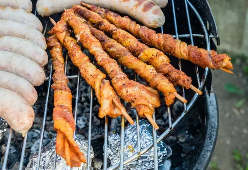 Selbstgemachte Grillfackeln - extra kross 2 Grillfacklen auf Grill