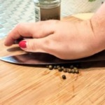 Sommerliche Pasta mit grünem Spargel & Pfeffer 4 Pfeffer zerdrücken