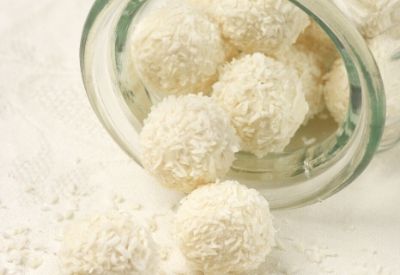 Kokospralinen à la Raffaello mit weisser Schokolade 2 Raffaelo im Glas