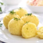Kartoffelknödel auf einem Teller nach Gelingtipps
