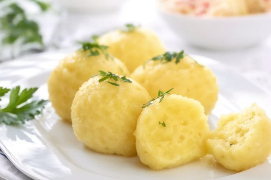 Kartoffelknödel auf einem Teller nach Gelingtipps