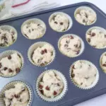 Leckere Muffins mit Schokostückchen 6 Muffins in der Form