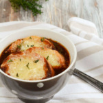 französische Zwiebelsuppe mit Rotwein