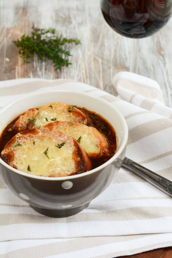 französische Zwiebelsuppe mit Rotwein