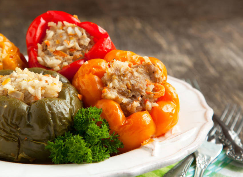 gefüllte Paprika hackfleisch reis auf teller