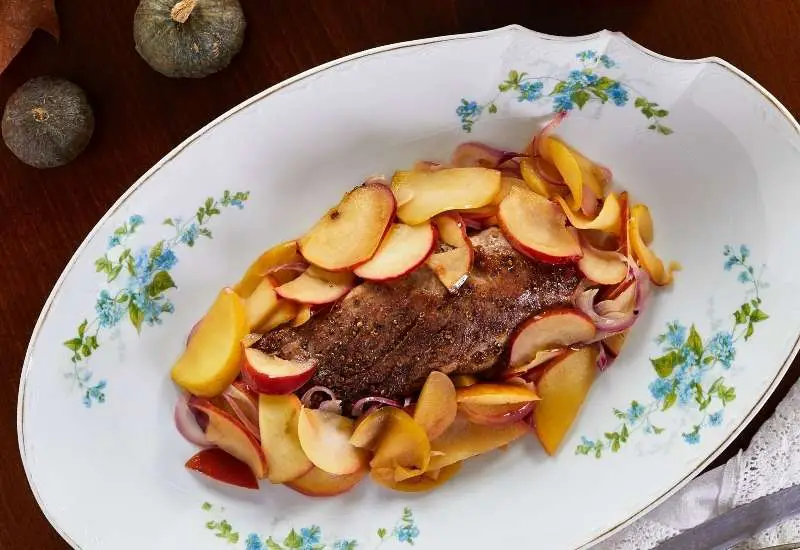 Omas geschmorter Schweinebraten mit Äpfeln 1