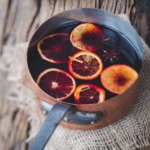 Glühwein mit Orangenscheiben im Topf