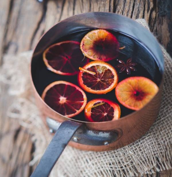 Glühwein mit Orangenscheiben im Topf