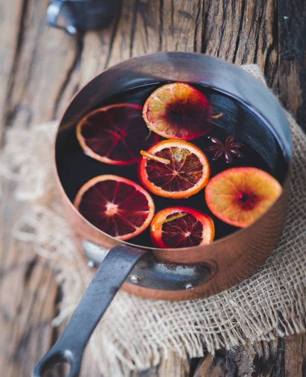 Glühwein mit Orangenscheiben im Topf