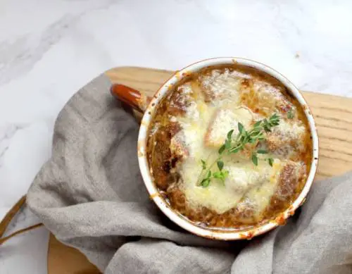 französische Zwiebelsuppe mit Rotwein 3
