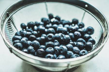 Cremiges Blaubeer-Limetten-Eis 1 Heidelbeeren im Sieb