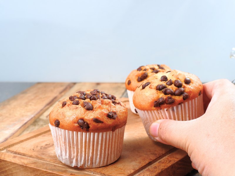 schokostuecke-muffins-hand